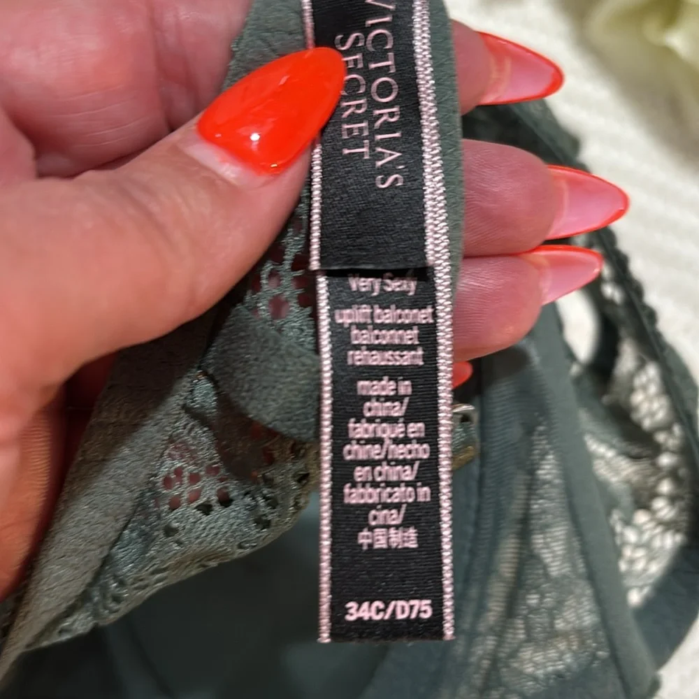 Victoria's Secret Lace Underwire Bra - Picture 3 of 4
